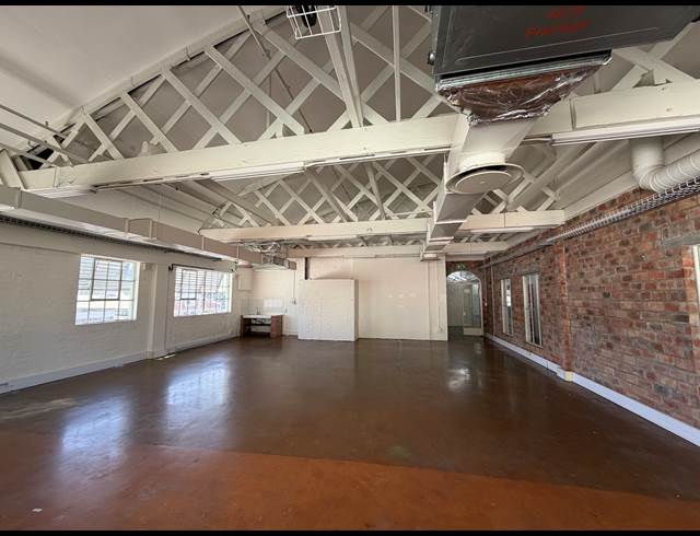 108M² BUILDING TO LET IN WOODSTOCK