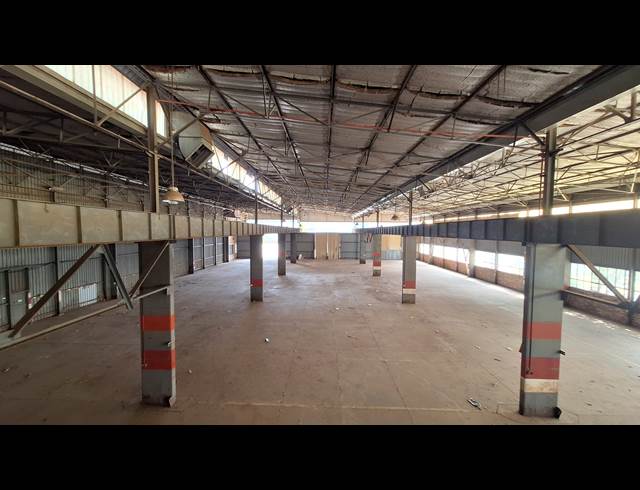 3,890M² FACTORY TO LET IN FACTORIA