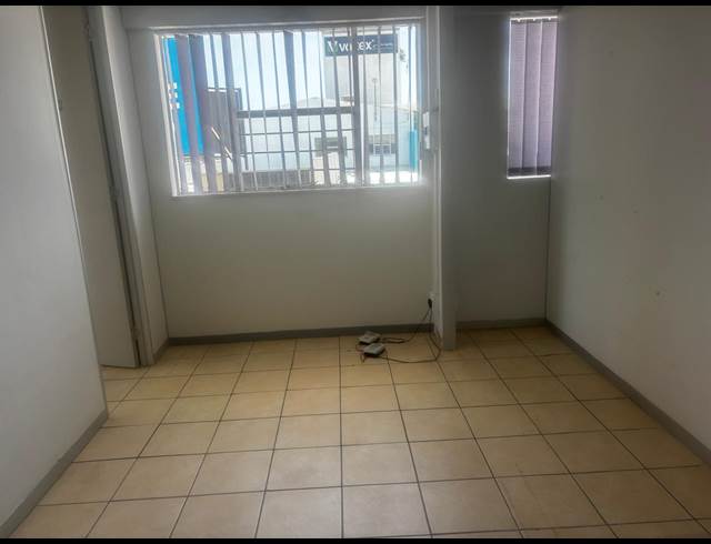 18M² SERVICED OFFICE TO LET IN SAVOY ESTATE