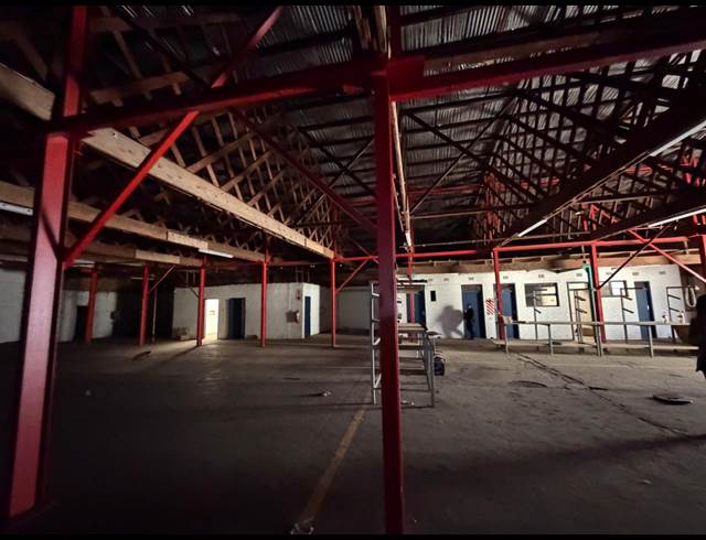1,166M² WAREHOUSE TO LET IN CLAYVILLE