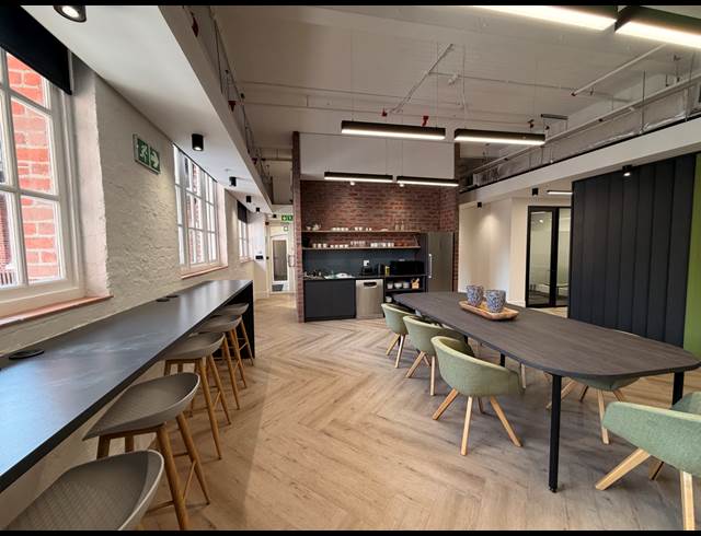 270M² OFFICE TO LET IN GARDENS