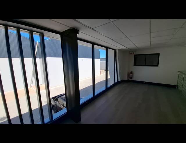 409M² WAREHOUSE TO LET IN STIKLAND INDUSTRIAL