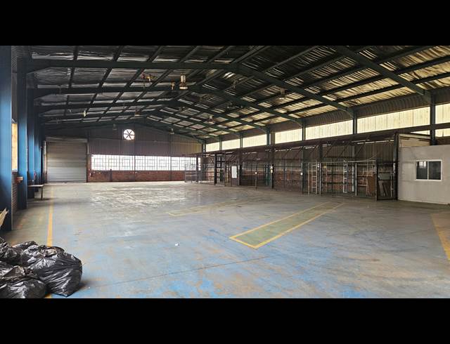 1,100M² WAREHOUSE TO LET IN HUGHES