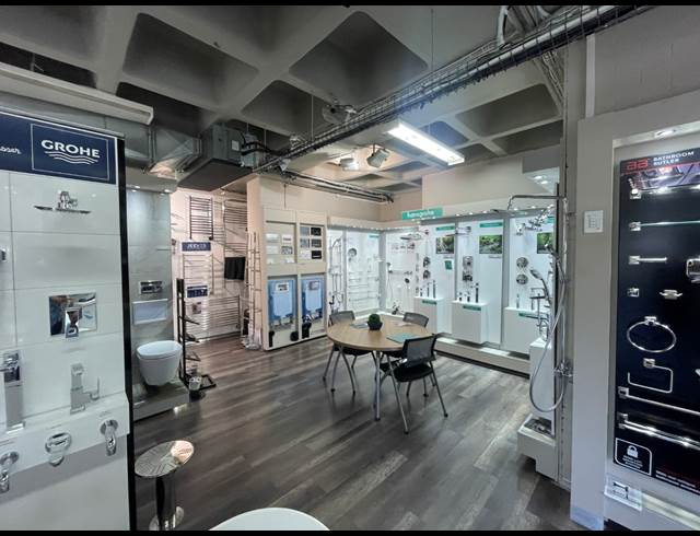 191M² SHOWROOM TO LET IN GARDENS