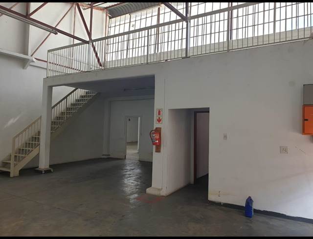 152M² WAREHOUSE TO LET IN STEELEDALE