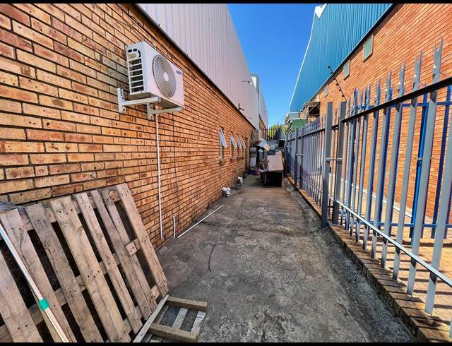 350M² WAREHOUSE TO LET IN LASER PARK