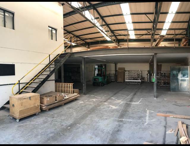 1,100M² WAREHOUSE TO LET IN LASER PARK