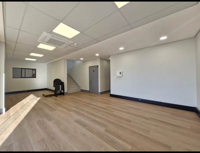 395M² WAREHOUSE TO LET IN STIKLAND INDUSTRIAL