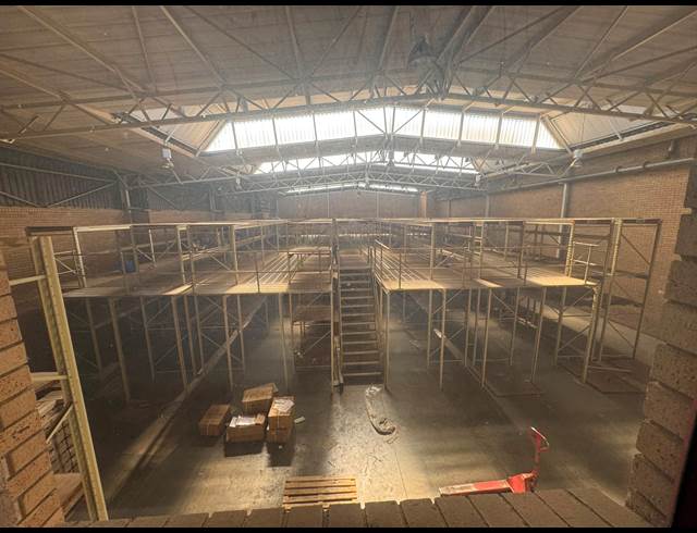 950M² WAREHOUSE TO LET IN CROWN