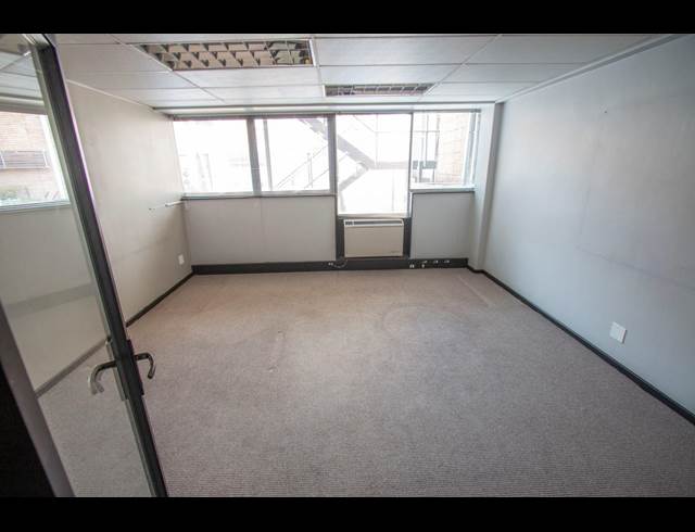 2,359M² WAREHOUSE TO LET IN HALFWAY HOUSE