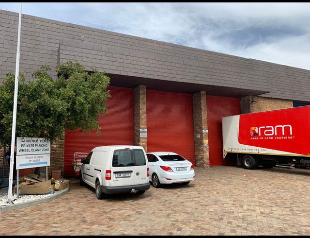 3,291M² BUILDING TO LET IN PINELANDS
