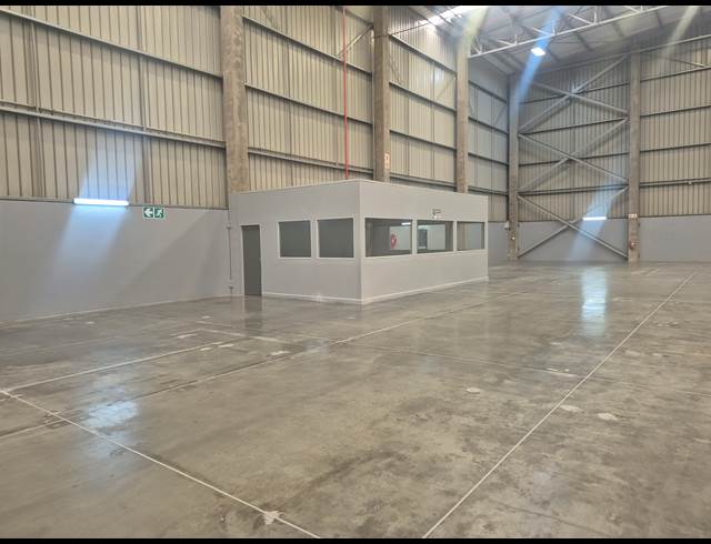 3,280M² WAREHOUSE TO LET IN LONGMEADOW