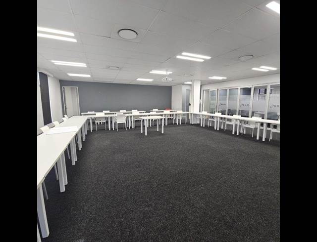 1,371M² BUILDING TO LET IN DIE HOEWES