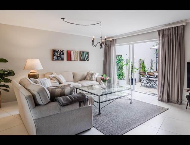2 BEDROOM APARTMENT TO LET IN BANTRY BAY