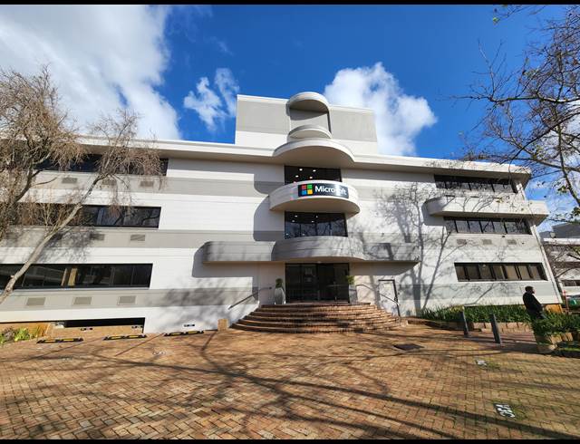 1,036M² OFFICE TO LET IN PINELANDS