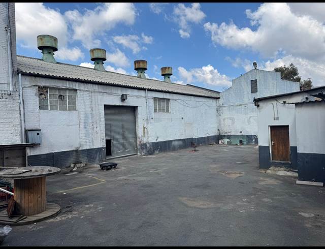 750M² WAREHOUSE TO LET IN CROWN