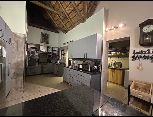 5 BEDROOM HOUSE TO LET IN MELODIE