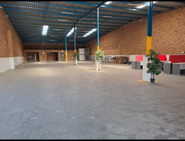 600M² WAREHOUSE TO LET IN POMONA
