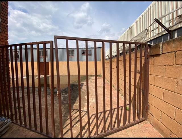 150M² WAREHOUSE TO LET IN NANCEFIELD
