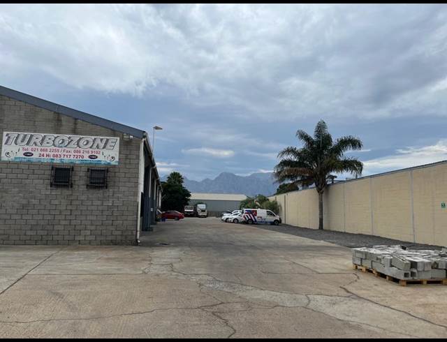 300M² WAREHOUSE TO LET IN DAL JOSAFAT