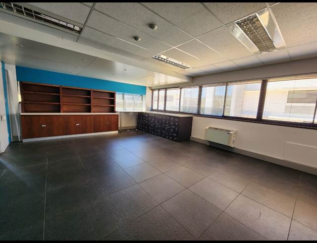 1,960M² OFFICE TO LET IN MOWBRAY