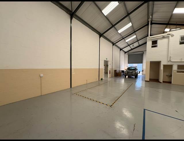 518M² WAREHOUSE TO LET IN STRAND INDUSTRIA