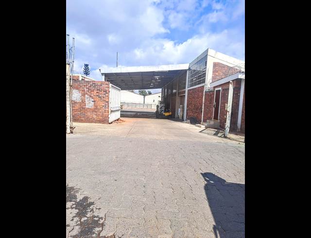 1,100M² WAREHOUSE TO LET IN LONGDALE