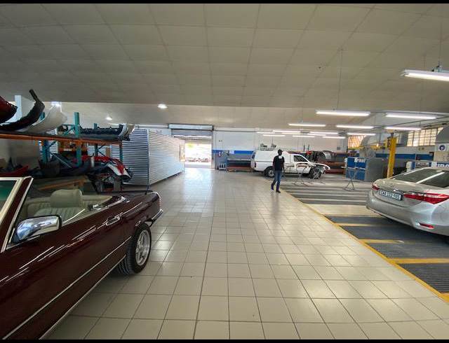 1,140M² WAREHOUSE TO LET IN KENILWORTH