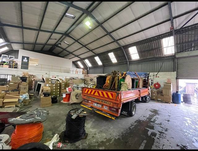 450M² WAREHOUSE TO LET IN STIKLAND INDUSTRIAL