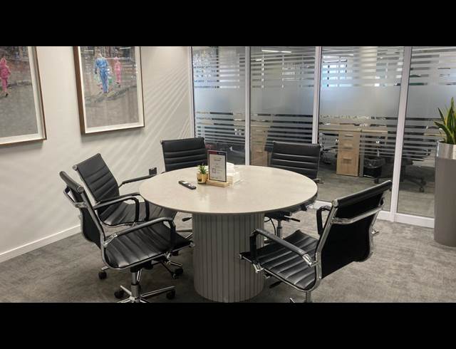 1,310M² OFFICE TO LET IN BIRNAM