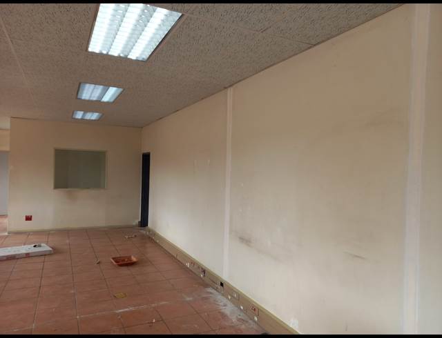 950M² WAREHOUSE TO LET IN POMONA