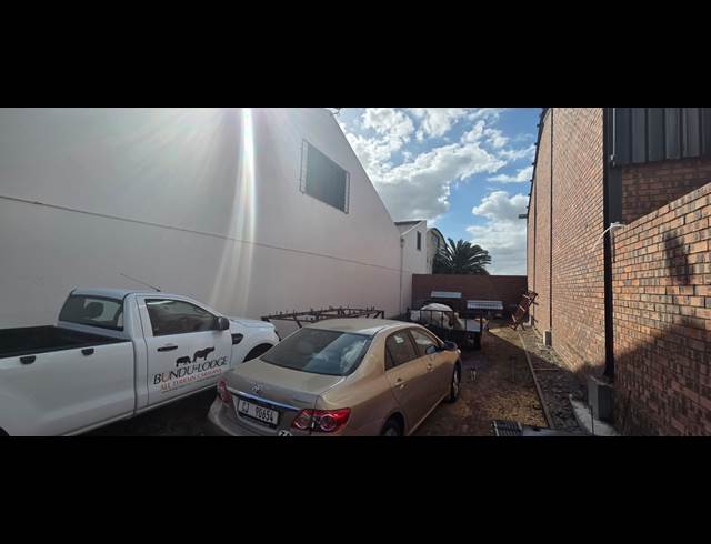 320M² WAREHOUSE TO LET IN CHARLESTON HILL