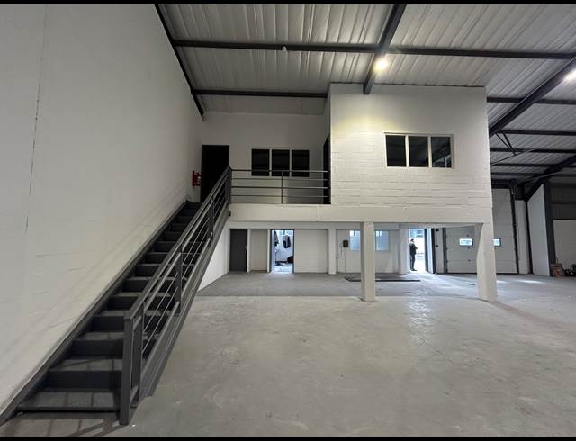 444M² WAREHOUSE TO LET IN RETREAT