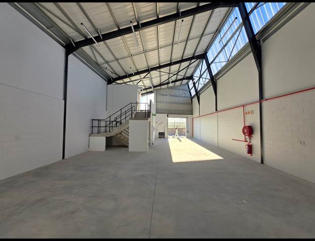 500M² WAREHOUSE TO LET IN SOMERSET WEST CENTRAL