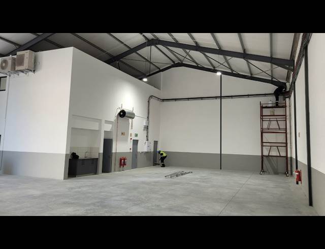 414M² WAREHOUSE TO LET IN STIKLAND INDUSTRIAL
