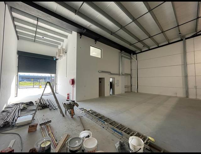 395M² WAREHOUSE TO LET IN STIKLAND INDUSTRIAL