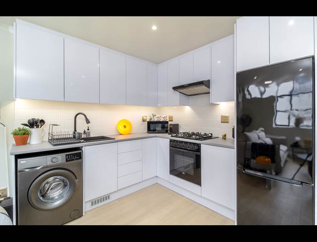 1 BEDROOM APARTMENT TO LET IN GARDENS