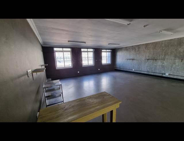 75M² BUSINESS TO LET IN WOODSTOCK
