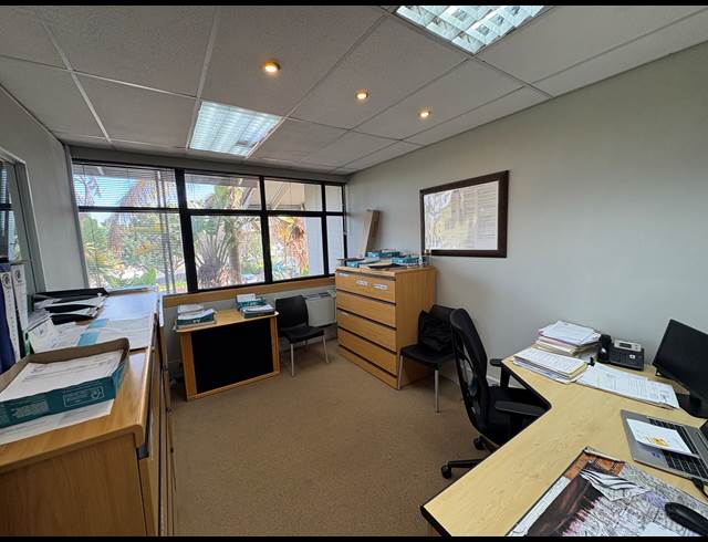 193M² OFFICE TO LET IN PAROW NORTH
