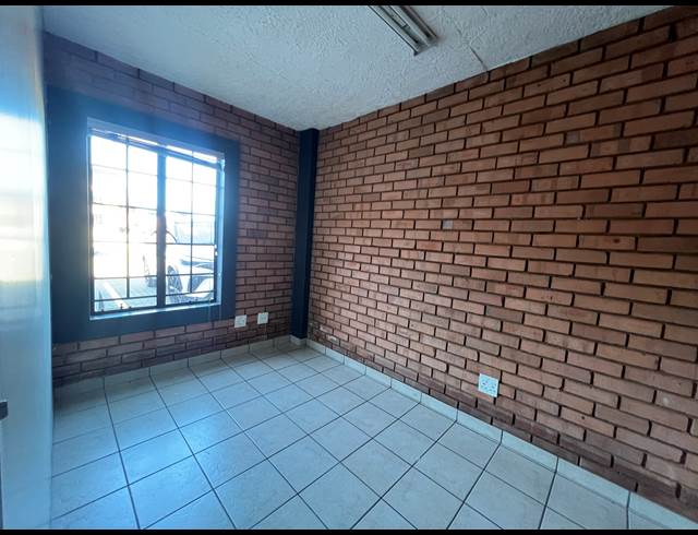 193M² WAREHOUSE TO LET IN HENNOPSPARK INDUSTRIAL