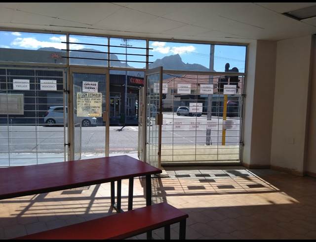 105M² RETAIL TO LET IN KENILWORTH