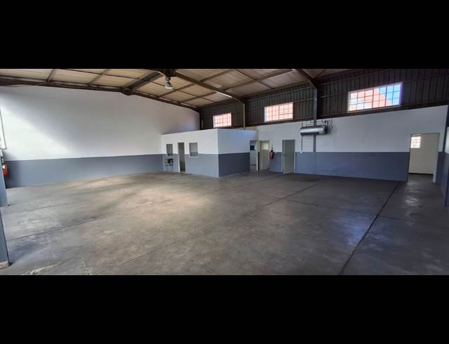 320M² WAREHOUSE TO LET IN APEX