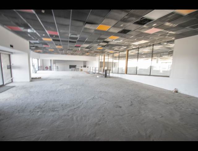 3,945M² WAREHOUSE TO LET IN HALFWAY HOUSE