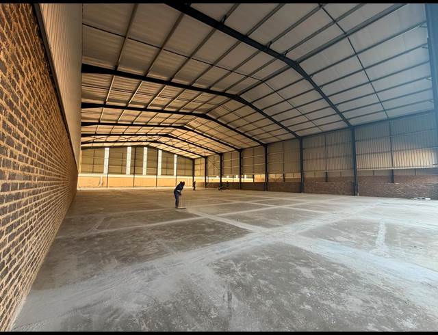 2,100M² WAREHOUSE TO LET IN CLAYVILLE