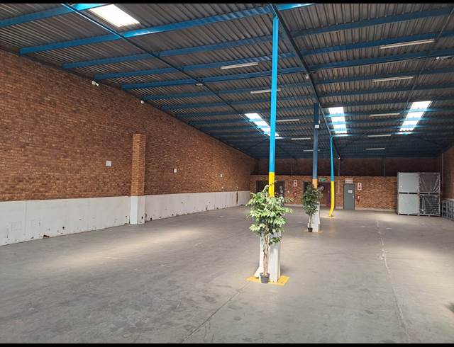 600M² WAREHOUSE TO LET IN POMONA