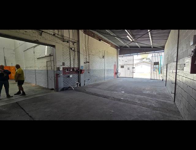 1,200M² WAREHOUSE TO LET IN WELLINGTON CENTRAL