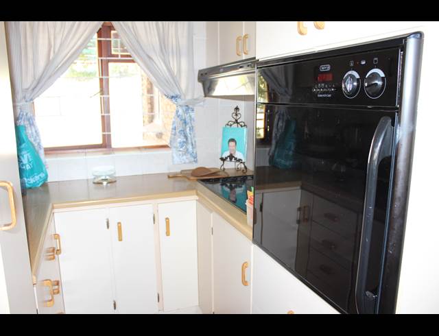 2 bed property to rent in VAN RIEBEECK PARK