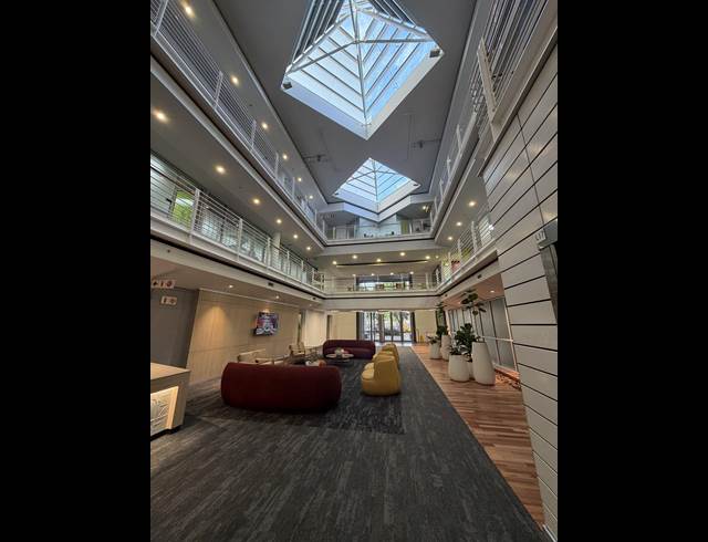 250M² BUILDING TO LET IN FORESHORE