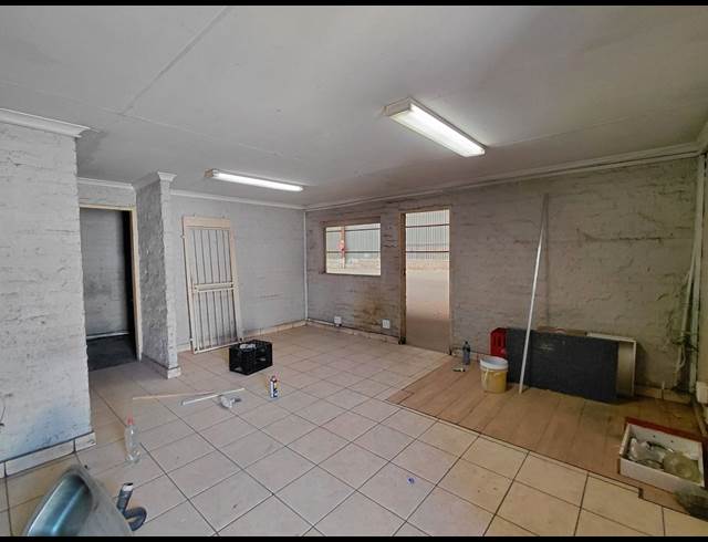 1,100M² WAREHOUSE TO LET IN CLAYVILLE