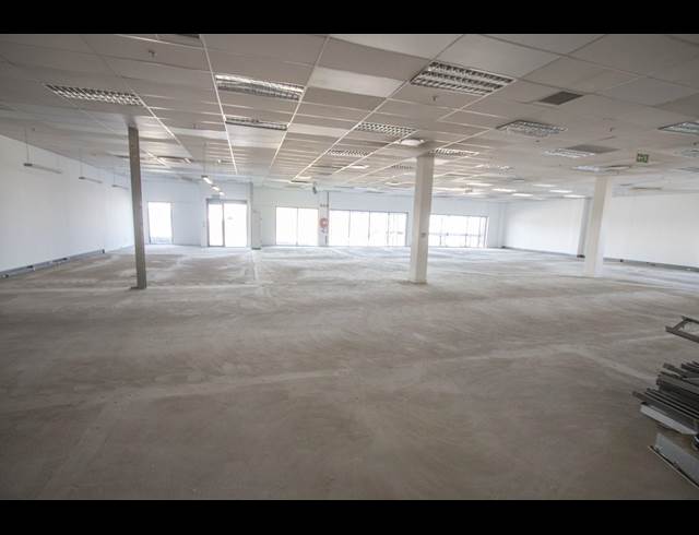 3,945M² WAREHOUSE TO LET IN HALFWAY HOUSE